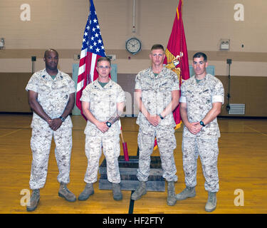 De gauche à droite, Corps des Marines des États-Unis 1er Sgt. Billeetae D. Johnson, première société sergent, Hotel Company (Compagnie d'hôtel), la formation de combat maritime bataillon (MCT), Sgt. William Fowlkes instructeur de combat, de la classe, Hotel Co., MCT, la FPC. Jonathan Scott, diplômé d'honneur, Hotel Co., MCT, et le lieutenant-colonel Robert M. Hancock, commandant, MCT, tous avec l'École d'Infantry-East, stand et posent pour une photo à l'hôtel Co. cérémonie de remise de diplômes de MCT à bord Camp Geiger, N.C., 16 septembre 2014. Les marins de Hotel Co. a terminé les 29 jours de formation dans le cadre de leur deuxième phase d'initiatives Banque D'Images