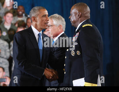 Le président Barack Obama est accueilli le Commandement central américain, le général commandant l'Armée de Lloyd J. Austin III, avant de troupes stationnées ici le 17 septembre. Le président Obama et le général Austin discuté de plusieurs sujets au cours d'une brève tenue au siège de l'USCENTCOM y compris l'État islamique d'Iraq dans le Levant et en Syrie [ISIS/ISIL]. Également présent au cours de la mémoire a été Secrétaire à la défense Chuck Hagel. (U.S. Marine Corps photo par le Sgt. Fredrick J. Coleman) Président de l'USCENTCOM visites MacDill AFB, 140917-M-ZQ516-001 Banque D'Images