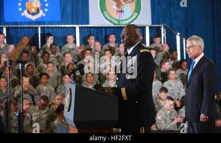 Le Commandement central américain, le général commandant l'Armée de Lloyd J. Austin III, adresses troupes stationnées ici le 17 septembre avec le secrétaire à la défense Chuck Hagel avant que le président Obama. Le président Obama et le général Austin discuté de plusieurs sujets au cours d'une brève tenue au siège de l'USCENTCOM y compris une stratégie de lutte contre le terrorisme contre l'État islamique d'Iraq dans le Levant et en Syrie [ISIS/ISIL]. (U.S. Marine Corps photo par le Sgt. Fredrick J. Coleman) Président de l'USCENTCOM visites MacDill AFB, 140917-M-ZQ516-002 Banque D'Images