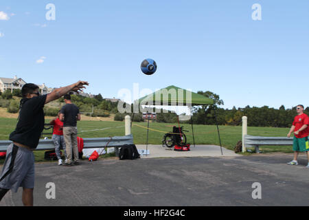 Le Cpl. Alex Nguyen, originaire de Fremont, Nebraska, effectue des medicine-ball se jette dans le cadre de l'échauffement pour le milieu marin de l'équipe de la pratique sur le terrain le 19 septembre 2014 en préparation pour le jeux de guerrier. L'équipe de Marine s'entraîne depuis le 15 septembre afin de construire la cohésion de l'équipe et de l'acclimater à l'altitude au-dessus de 6 000 pi de Colorado Springs. L'équipe de Marin est composée d'un service actif et anciens combattants blessés, malades et blessés marines qui sont jointes ou soutenu par le guerrier blessé Regiment, le service officiel de la Marine Corps chargé de la fourniture de l'ensemble des rec Banque D'Images