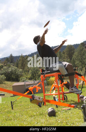 Le Cpl. Alex Nguyen, originaire de Fremont, Nebraska, les pratiques en place au cours de la discus de l'équipe maritime la pratique sur le terrain le 19 septembre 2014 en préparation pour le jeux de guerrier. L'équipe de Marine s'entraîne depuis le 15 septembre afin de construire la cohésion de l'équipe et de l'acclimater à l'altitude au-dessus de 6 000 pi de Colorado Springs. L'équipe de Marin est composée d'un service actif et anciens combattants blessés, malades et blessés marines qui sont jointes ou soutenu par le guerrier blessé Regiment, le service officiel de la Marine Corps chargé d'offrir des soins de rétablissement non médicaux aux blessés, il Banque D'Images