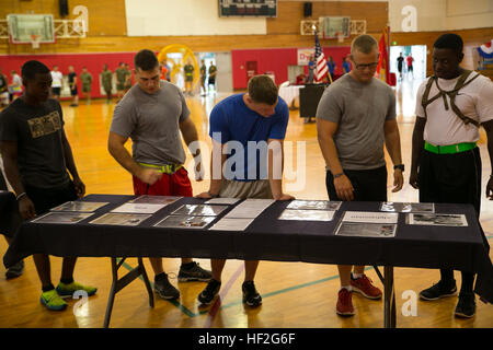 Lisez à propos de marine service manquant membres des opérations Enduring Freedom et Iraqi Freedom le 19 septembre avant d'un prisonnier de guerre/Missing in action 5k Remembrance Run à la maison de la douleur centre de remise en forme sur Camp Hansen. Marine Corps Services communautaires mis en place des stands d'Okinawa dans le gymnase d'informer les participants sur les éléments manquants et capturé les membres en service de divers conflits. (U.S. Marine Corps photo par Lance Cpl. Tindle Devon/libérés) un terme à retenir, les Marines se rassemblent pour la journée de reconnaissance des pow-MIA 140919-M-X268-923 Banque D'Images