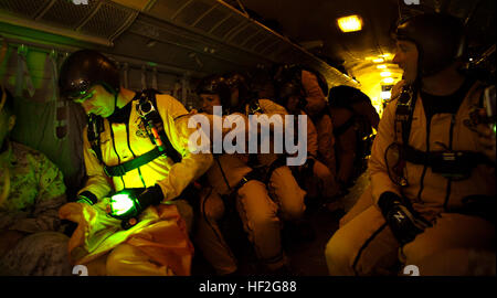 Le sergent de l'armée américaine First Class Dustin Peregrin, de l'armée américaine, l'Équipe de parachutistes des Chevaliers d'Or se prépare à vérifier la dérive sur le Fokker C-31A avec le bord de l'armée américaine l'Équipe de parachutistes des Chevaliers d'or pour le 2014 International Air Show à bord de l'Oregon Portland, OR., sur le 19 septembre, 2014. (U.S. Marine Corps Photo par le Cpl. Conner Robbins / Relâché) Oregon International Air Show 140919-M-PL003-320 Banque D'Images