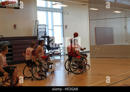 Le Cpl. Alex Nguyen, originaire de Fremont, Nebraska, cherche un coéquipier lors de la pratique de basket-ball en fauteuil roulant pour l'équipe de marins, le 20 septembre, en préparation de la 2014 Jeux de guerrier. L'équipe de marines a été la formation depuis le 15 septembre afin de construire la cohésion de l'équipe et de l'acclimater à l'altitude de 6 000 pieds au-dessus du Colorado Springs. L'équipe de Marines est composé d'un service actif et anciens combattants blessés, malades et blessés marines qui sont jointes ou soutenu par le guerrier blessé Regiment, le service officiel de la Marine Corps chargé d'offrir des soins de rétablissement non médicaux à woun Banque D'Images