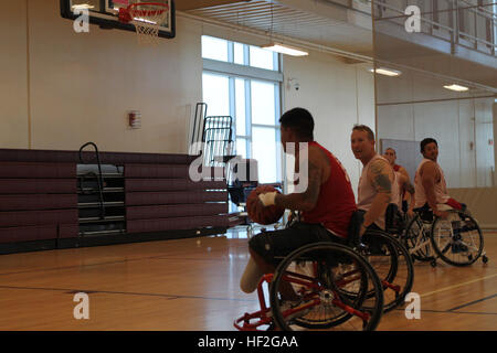 Le Cpl. Alex Nguyen (à gauche), originaire de Fremont, Nebraska, essaie de manoeuvrer devant son défenseur, le s.. Phillip Shockley, originaire de Scuffleton, Caroline du Nord, au cours de la pratique de basket-ball en fauteuil roulant pour l'équipe de marins, le 20 septembre, en préparation de la 2014 Jeux de guerrier. L'équipe de marines a été la formation depuis le 15 septembre afin de construire la cohésion de l'équipe et de l'acclimater à l'altitude de 6 000 pieds au-dessus du Colorado Springs. L'équipe de Marines est composé d'un service actif et anciens combattants blessés, malades et blessés marines qui sont jointes ou soutenu par le guerrier blessé Regiment, le service officiel de t Banque D'Images