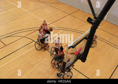 Le Cpl. Alex Nguyen, originaire de Fremont, Nebraska, atteint d'un laissez-passer au milieu d'humains au cours de la pratique de basket-ball en fauteuil roulant pour l'équipe de marins, le 20 septembre, en préparation de la 2014 Jeux de guerrier. L'équipe de marines a été la formation depuis le 15 septembre afin de construire la cohésion de l'équipe et de l'acclimater à l'altitude de 6 000 pieds au-dessus du Colorado Springs. L'équipe de Marines est composé d'un service actif et anciens combattants blessés, malades et blessés marines qui sont jointes ou soutenu par le guerrier blessé Regiment, le service officiel de la Marine Corps chargé de fournir une voiture de récupération non médicaux Banque D'Images