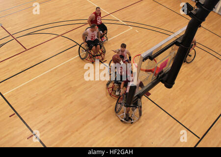 Le Cpl. Alex Nguyen, originaire de Fremont, Nebraska,se prépare à tirer au milieu d'humains au cours de la pratique de basket-ball en fauteuil roulant pour l'équipe de marins, le 20 septembre, en préparation de la 2014 Jeux de guerrier. L'équipe de marines a été la formation depuis le 15 septembre afin de construire la cohésion de l'équipe et de l'acclimater à l'altitude de 6 000 pieds au-dessus du Colorado Springs. L'équipe de Marines est composé d'un service actif et anciens combattants blessés, malades et blessés marines qui sont jointes ou soutenu par le guerrier blessé Regiment, le service officiel de la Marine Corps chargé d'offrir des soins de rétablissement non médicaux Banque D'Images