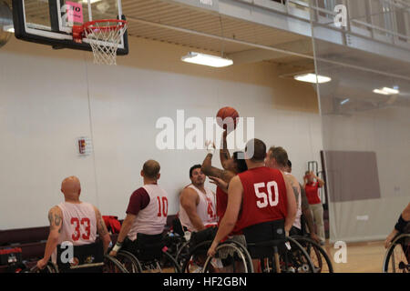 Le Cpl. Alex Nguyen, originaire de Fremont, Nebraska, prend un coup de feu au milieu d'humains au cours de la pratique de basket-ball en fauteuil roulant pour l'équipe de marins, le 20 septembre, en préparation de la 2014 Jeux de guerrier. L'équipe de marines a été la formation depuis le 15 septembre afin de construire la cohésion de l'équipe et de l'acclimater à l'altitude de 6 000 pieds au-dessus du Colorado Springs. L'équipe de Marines est composé d'un service actif et anciens combattants blessés, malades et blessés marines qui sont jointes ou soutenu par le guerrier blessé Regiment, le service officiel de la Marine Corps chargé d'offrir des soins de rétablissement non médicaux à w Banque D'Images