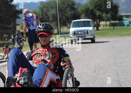 Le Cpl. Gabariel Graves-Wake, originaire de Chandler, Arizona, se prépare à monter son vélo de randonnée à bord de Fort Carson au cours de la pratique du vélo de l'équipe de Marine le 20 septembre 2014 en préparation pour le jeux de guerrier. L'équipe de Marine s'entraîne depuis le 15 septembre afin de construire la cohésion de l'équipe et de l'acclimater à l'altitude au-dessus de 6 000 pi de Colorado Springs. L'équipe de Marin est composée d'un service actif et anciens combattants blessés, malades et blessés marines qui sont jointes ou soutenu par le guerrier blessé Regiment, le service officiel de la Marine Corps chargé de fournir comprehensiv Banque D'Images