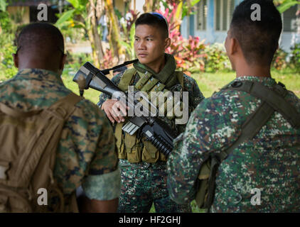 Marine Philippine Le Cpl. Joreixt Alingco, 34e Bataillon, Compagnie Maritime de l'équipe d'atterrissage 4, est l'un des nombreux marins philippins pour assurer la sécurité d'un expert en la matière médicale tenue à l'échange national de Langogan High School à Palawan, Philippines menant à l'exercice de débarquement amphibies (PHIBLEX) 15. L'expert en la matière permet l'échange de la Marine et de membres du personnel dentaire enseigner la RCR et soins dentaires appropriés pour les enseignants, les étudiants, et les résidents locaux. PHIBLEX est un exercice d'entraînement annuel, bilatérales menées par les forces armées des Philippines, les Marines américains et la marine pour streng Banque D'Images