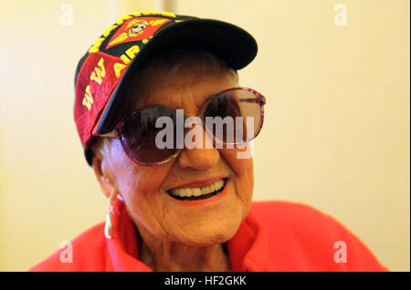 Bregoff Barbara était un Marine qui a servi comme commis avec la 4ème aile d'avion Marine pendant la DEUXIÈME GUERRE MONDIALE. Elle était à la 68e anniversaire de la bataille d'Iwo Jima cérémonie dîner en souvenir de ses camarades à l'Marines' Memorial Club et hôtel à San Francisco le 13 mars 2013. L'événement a été l'occasion d'accentuer le lien entre l'époque de la DEUXIÈME GUERRE MONDIALE, 4e Division de marines avec la 4e Division de marines. Plus de 100 anciens combattants modernes, des Marines et invités étaient présents. Bregoff fut stationné en Caroline du Nord et a servi sous le commandement du récipiendaire de la médaille d'honneur Gregory 'Pappy' Boy Banque D'Images