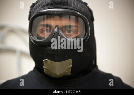 U.S. Air Force d'un membre de la 1re classe John Stakeman du New Jersey Air National Guard's 177e Escadron des Forces de sécurité attend un scénario pour commencer au cours de la formation de tireurs actifs, à l'Atlantic Cape Community College à Mays Landing, N.J. sur Septembre 24, 2014. New Jersey Air National Guard, Garde côtière des États-Unis et les agents d'application de la loi ont été enseignées Tireur actif par une formation de niveau I de la réserve de la Force aérienne de l'équipe mobile de formation de la 610e Escadron des Forces de sécurité, qui est basée à Naval Air Station Joint Reserve Base Fort Worth. (U.S. Air National Guard photo de Tech. Le Sgt. Matt Hecht/relâché Banque D'Images