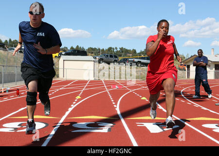 Le Cpl. Ben McCrosky, de Havelock, North Carolina, et lance le Cpl. Tiffany Johnson, de Chicago, faire un sprint au cours de la pratique de la voie maritime pour l'équipe, le 24 septembre, en préparation de la 2014 Jeux de guerrier. L'équipe de marines a été la formation depuis le 15 septembre afin de construire la cohésion de l'équipe et de l'acclimater à l'altitude de 6 000 pieds au-dessus du Colorado Springs. L'équipe de Marin est composée d'un service actif et anciens combattants blessés, malades et blessés marines qui sont jointes ou soutenu par le guerrier blessé Regiment, le service officiel de la Marine Corps chargé de fournir non médical complet Banque D'Images