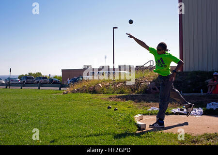 Le caporal Gabariel Graves-Wake, 20, originaire de Chandler, Arizona, jette le lancer du poids au cours de la pratique sur le terrain pour l'équipe de marins, le 23 septembre, en préparation de la 2014 Jeux de guerrier. L'équipe de Marine s'entraîne depuis le 15 septembre afin de construire la cohésion de l'équipe et de l'acclimater à l'altitude au-dessus de 6 000 pi de Colorado Springs. L'équipe de Marin est composée d'un service actif et anciens combattants blessés, malades et blessés marines qui sont jointes ou soutenu par le guerrier blessé Regiment, le service officiel de la Marine Corps chargé d'offrir des soins de rétablissement non médicaux à Banque D'Images