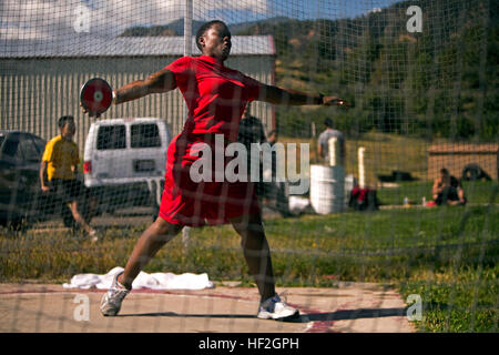 Lance Corporal Tiffany Johnson, 23 ans, originaire de Chicago, Illinois, pratiques formulaire pendant la partie lancer du disque de pratique pour l'équipe de marins, le 23 septembre, en préparation de la 2014 Jeux de guerrier. L'équipe de Marine s'entraîne depuis le 15 septembre afin de construire la cohésion de l'équipe et de l'acclimater à l'altitude au-dessus de 6 000 pi de Colorado Springs. L'équipe de Marin est composée d'un service actif et anciens combattants blessés, malades et blessés marines qui sont jointes ou soutenu par le guerrier blessé Regiment, le service officiel de la Marine Corps chargé de la fourniture de l'ensemble no Banque D'Images