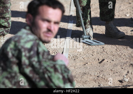 Les soldats de l'Armée nationale afghane pour l'analyse pratique des dispositifs explosifs de circonstance lors d'un cours d'EEI au Camp Dwyer, province de Helmand, Afghanistan, le 25 novembre. L'équipe de combat régimentaire de l'équipe d'entraînement intégrée 1 leur a indiqué dans l'identification de ces engins, l'atténuation des menaces IED au cours de patrouilles et d'identifier les différents types de munitions non explosées. Demandez aux Marines ANA cours IED DVIDS343636 Banque D'Images