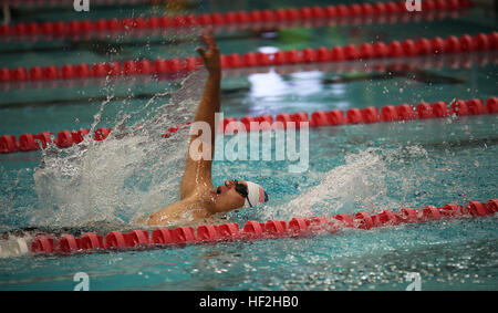 Le sergent d'artillerie. P. Ernesto Aquino courses pour terminer le dernier 50 mètres dos nager à la 2014 Jeux de guerrier le 30 septembre 2014, à l'United States Olympic Training Center de Colorado Springs, Colorado. L'équipe de Marin est composée d'un service actif et anciens combattants blessés, malades et blessés marines qui sont jointes ou soutenu par le guerrier blessé Regiment, le service officiel de la Marine Corps chargé d'offrir des soins de rétablissement non médicaux aux blessés, malades et blessés des Marines. Le Guerrier Jeux sont un concours de style paralympique pour plus de 200 blessés, malades et blessés ser Banque D'Images