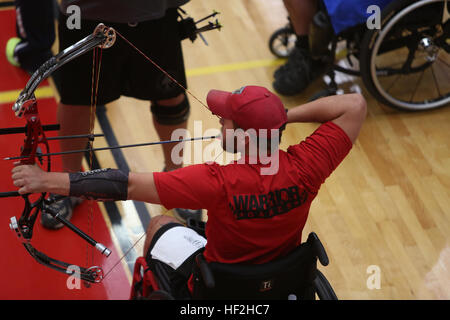 Le Cpl. Richard Stalder, de Muenster, Texas, se prépare à libérer une flèche downrange durant la compétition de tir à l'arc au 2014 Jeux de guerrier. Le Guerrier Jeux sont un concours de style paralympique pour plus de 200 blessés, malades et blessés militaires et ont lieu du 28 septembre au 5 octobre à l'Olympic Training Center de Colorado Springs, Colorado. L'équipe de Marin est composée d'un service actif et anciens combattants blessés, malades et blessés marines qui sont jointes ou soutenu par le guerrier blessé Regiment, le service officiel de la Marine Corps chargé de fournir non exhaustive Banque D'Images