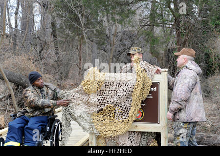 090124-M-6993C-125 Quantico, Virginie (janv. 24, 2009) Le sergent du Corps des Marines. Keith Buckman, un récipiendaire de la médaille Coeur violet, gauche, aide le Lieutenant-colonel du Corps des Marines à la retraite Dave Elwing, un représentant de Canards Illimités, et l'Adjudant-chef 4 Bradley Garfield dévoiler une inscription en l'honneur de service armé wouded warriors lors de la cérémonie d'ouverture pour le handicap accessible-stores de canard au Marine Corps Base Quantico. Le canard blinds où donné au Régiment du guerrier blessé par Canards Illimités. (U.S. Marine Corps photo par Lance Cpl. Natasha J. Combs/libérés) US Navy 090124-M-6993C-125 Le sergent du Corps des Marines. Keit Banque D'Images