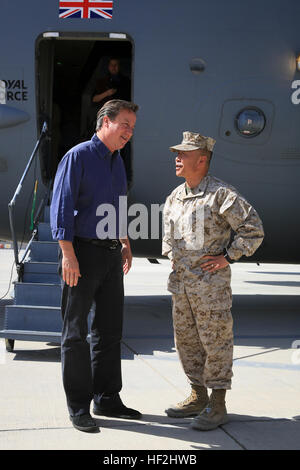 Le Premier ministre britannique David Cameron parle avec U.S. Marine Corps Brig. Mgén Daniel D. Yoo, commandant du Commandement régional (Sud-ouest) à bord le Camp Bastion, dans la province d'Helmand, en Afghanistan, le 3 octobre 2014. Cameron s'est entretenu avec les troupes britanniques et s'est entretenu avec la Force internationale d'assistance et les dirigeants de l'Armée nationale afghane en charge de la région. (Official U.S. Marine Corps photo par le Cpl. Darien J. Bjorndal, Marine Expeditionary Brigade Afghanistan/ libéré) Le premier ministre visite les militaires dans le Helmand 141003-M-MF313-057 Banque D'Images