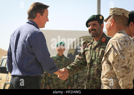 Le Premier ministre britannique David Cameron se réunit avec le général Sayed Malouk, commandant du 215e Corps canadien, l'Afghanistan et le Brigadier du Corps des Marines des États-Unis. Mgén Daniel D. Yoo, droite, commandant du Commandement régional (Sud-ouest) à bord Sapadalure Camp, dans la province d'Helmand, en Afghanistan, le 3 octobre 2014. Cameron s'est entretenu avec les troupes britanniques et s'est entretenu avec la Force internationale d'assistance et les dirigeants de l'Armée nationale afghane en charge de la région. (Official U.S. Marine Corps photo par le Cpl. Darien J. Bjorndal, Marine Expeditionary Brigade Afghanistan/ libéré) Le premier ministre visite les militaires dans le Helmand 141003-M-MF313-187 Banque D'Images