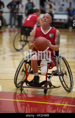 Le soldat de première classe Erik Webb, 23 ans, à partir de Grand Prairie, Texas, pousses le basket-ball au cours d'un tir de pénalité au cours de la jeu de basket-ball en fauteuil roulant contre l'armée dans les 2014 Jeux de guerrier, le 3 octobre, à l'Olympic training center, Colorado Springs, Colorado. Les équipes de marins s'entraînent depuis le 15 septembre afin de construire la cohésion de l'équipe et de l'acclimater à l'altitude au-dessus de 6 000 pi de Colorado Springs. L'équipe de Marin est composée d'un service actif et anciens combattants blessés, malades et blessés marines qui sont jointes ou soutenu par le guerrier blessé Regiment, le service officiel de la Marine Banque D'Images