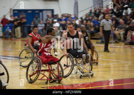 Le Sergent Anthony McDaniel Jr, 26 ans, originaire de Pascagoula, Mississippi, tente de secouer la défense au match de basketball en fauteuil roulant contre l'armée dans les 2014 Jeux de guerrier, le 3 octobre, à l'Olympic training center, Colorado Springs, Colorado. Les équipes de marins s'entraînent depuis le 15 septembre afin de construire la cohésion de l'équipe et de l'acclimater à l'altitude au-dessus de 6 000 pi de Colorado Springs. L'équipe de Marin est composée d'un service actif et anciens combattants blessés, malades et blessés marines qui sont jointes ou soutenu par le guerrier blessé Regiment, le service officiel de la Marine Corps c Banque D'Images