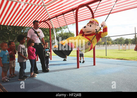 Le Service des pompiers de la base logistique du corps des Marines de Barstow visite le Centre de développement de l'enfant pour éduquer les enfants sur la sécurité et la prévention des incendies pendant la semaine de la prévention des incendies, à l'aide de démonstrations et d'activités interactives. Banque D'Images