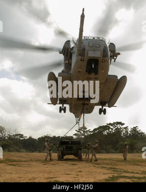 Fixez les crochets des marines d'un CH-53E Super Stallion pour une Humvee 7 octobre ici. La formation externe-lift permet au pilote et l'équipage du CH-53F, et le débarquement des spécialistes du support pour parfaire leurs connaissances. Pour mener la formation, l'avion a été porté à un vol stationnaire au-dessus du Humvee. Les Marines ci-dessous attaché les crochets sur le faisceau autour du véhicule, ce qui permet au pilote de soulever ensuite la lourde charge avec l'avion. Les marines sont des spécialistes de l'assistance d'atterrissage avec 4 bataillon logistique de combat, Combat Logistics Regiment 3, 3e Groupe Logistique Maritime, III Marine Expeditionary Force. L'avion i Banque D'Images