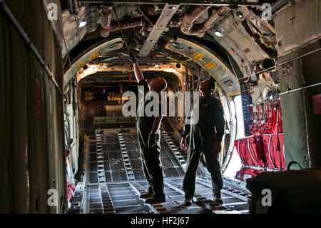 Tech. Le Sgt. Bryan Thompson, C-130H Hercules l'arrimeur, et le lieutenant-colonel Robert Dunlap, C-130H Hercules Navigator, effectuer des inspections pré-vol, qui se préparent à voler avec les membres de l'équipage du 179e Airlift Wing, Mansfield, OH, à partir de la Base aérienne de Little Rock, Ark. retour à l'avion de neuf accueil gare à Mansfield, OH. Le 164e Escadron de transport aérien d'équipage sont en hausse les deux C-130H Hercules, ce qui porte sa flotte jusqu'à un total de huit C-130 qui ont été affectés à l'Ohio Air National Guard de l'Escadre de transport aérien tactique. (U.S. Air National Guard Photo de Tech. Le Sgt. Joe Harwoodlibéré) 1 Banque D'Images