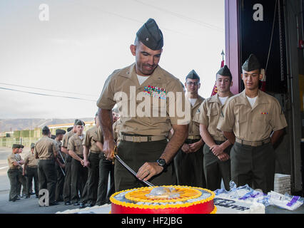 Le Lieutenant-colonel des marines Wilfred fil coupe un bataillon logistique de combat au cours de gâteau 15's 27e cérémonie d'anniversaire à bord de Camp Pendleton, en Californie, le 10 octobre 2014. Rivera est le commandant de BEC-15. Bec-15 est le 15e Marine Expeditionary Unit logistique de l'élément de combat et il est prévu de déployer au printemps prochain. (U.S. Marine Corps photo par le Sgt. Emmanuel Ramos/libérés) BEC-15 célèbre 27 ans d'excellence 141010-M-ST621-097 Banque D'Images