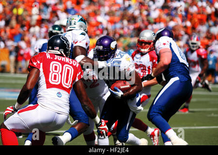 Lors du NFL Pro Bowl 2009 à l'Aloha Stadium, les Vikings du Minnesota Running Back gagnent du terrain pour atteindre une première baisse alors que la NFC bat l'AFC 30-21, démontrant un gameplay de football professionnel et une habileté athlétique. Banque D'Images