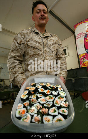 Défonceuse CAMP, l'Iraq- Sergent Alejandro Castellano, le chef de l'entretien des services publics pour le 1er Bataillon du Régiment du génie civil, l'Équipe de Combat 8, affiche fièrement un mélange de sushi qu'il a créée pour Marines au sein de son unité. Castellano aime faire la cuisine pour ses marins en disant : "C'est le moral." (Marine Corps photo par le Cpl. Eric C. Schwartz) USMC-090208-M-5936S-001 Banque D'Images