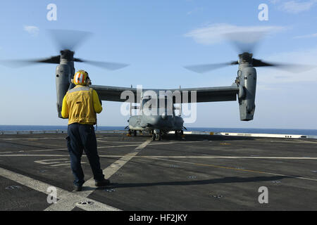 Un U.S. Air Force annonce-22B Osprey avec le 20e Escadron d'opérations spéciales expéditionnaire atterrit sur le pont de l'USS San Diego (LPD 22) pour fournir l'alimentation, le 13 octobre 2014. La 11e MEU est déployée avec l'île de Makin Groupe amphibie comme une réserve de théâtre et en cas de crise pendant toute le Commandement central américain et 5e flotte zone de responsabilité. (U.S. Marine Corps photo par le Cpl. Jonathan R. Waldman/ libéré) Osprey sur le pont, l'USAF ANNONCE-22B fournit la nourriture à USS San Diego (LPD 22) 141013-M-QH793-034 Banque D'Images