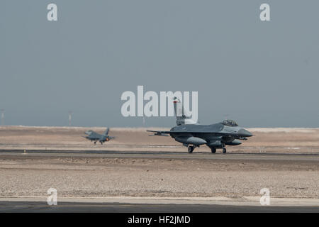 F-16 Fighting Falcon du 182e Escadron de chasse de la Garde nationale aérienne du Texas, et de la force aérienne chilienne se préparent à lancer leurs avions contre des cibles ennemies simulées au cours de Salitre, 14 octobre 2014. Salitre est un exercice dirigé par-chilien où les États-Unis, le Chili, le Brésil, l'Argentine et l'Uruguay se concentrer sur l'augmentation de l'interopérabilité entre les nations alliées. (Photo de la Garde nationale aérienne capitaine principal Sgt. Elizabeth Gilbert/libérés) aviateurs participent à ChileE s28099Salitre exercice 141014-Z-QV759-119 Banque D'Images
