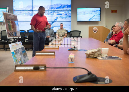 Secrétaire de la Marine (SECNAV) Ray Mabus écoute à un aperçu de l'énergie verte, le recyclage et les initiatives de conservation de l'eau à la Marine Corps Air Ground Combat Center. Alors qu'ils sont aux commandes, Claude a également tenu un appel mains libres et avons déjeuné avec des Marines. (U.S. Photo par marine Spécialiste de la communication de masse 2e classe Armando Gonzales/libérés) Secrétaire de la Marine activités 141014-N-LV331-001 Banque D'Images