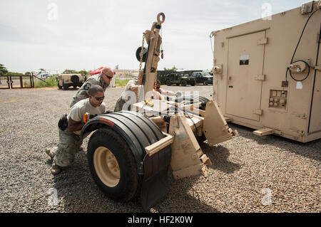 Aviateurs du Kentucky Air National Guard's 123e groupe le Plan d'intervention déposer les roues de transport à partir d'un centre des opérations d'aviation à l'aéroport International Léopold Sédar Senghor de Dakar, Sénégal, le 17 octobre 2014, à l'appui de l'opération United Assistance, l'Agence américaine pour le développement international, dirigée par l'effort pangouvernemental pour répondre à l'épidémie d'Ebola en Afrique de l'Ouest. Les aviateurs sont l'exploitation d'une base d'étape intermédiaire à Dakar pour acheminer l'aide humanitaire et militaire de l'équipement dans les zones touchées, travaillant de concert avec les soldats de l'armée américaine 689th Banque D'Images