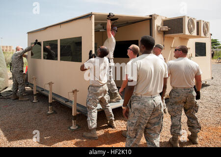 Aviateurs du Kentucky Air National Guard's 123e groupe le Plan d'intervention mis en place un centre des opérations d'aérodrome mobile à l'aéroport International Léopold Sédar Senghor de Dakar, Sénégal, le 17 octobre 2014, à l'appui de l'opération United Assistance, l'Agence américaine pour le développement international, dirigée par l'effort pangouvernemental pour répondre à l'épidémie d'Ebola en Afrique de l'Ouest. Les aviateurs sont l'exploitation d'une base d'étape intermédiaire à Dakar pour acheminer l'aide humanitaire dans les zones touchées, travaillant de concert avec les soldats de l'armée américaine 689th Port rapide du personnel de l'ouvrant, un groupe de travail mixte-P Banque D'Images