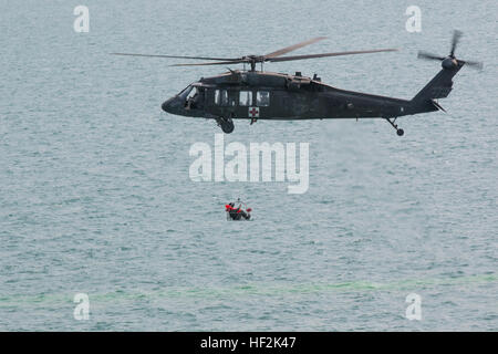 La compagnie F, 2-147th Assault Helicopter Battalion, organise une formation de récupération du personnel en mer près de la base navale de Koweït, à l'aide d'un palan pour simuler des opérations de sauvetage au-dessus du golfe Persique. Banque D'Images
