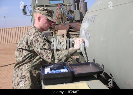 Seaman Dillon Knofler, un bataillon de construction amphibie corpsman avec 1, tests de l'eau pour l'eau potable au cours de l'exercice Pacific Horizon 2015 au Camp Pendleton, en Californie, le 21 octobre. La U.S. Navy's force unique est sa capacité à rapidement un tableau composite de navires à propulsion hybride Maritime Aérien Au sol Groupe de travail personnel qui sont déployés à l'échelle mondiale ou positionné en fonction des exigences du commandant de combat, pour l'ensemble des opérations militaires. (U.S. Marine Corps photo par Lance Cpl. Caitlin Biseau) Marines et marins ouvrent la voie à l'horizon du Pacifique 141021-M-MP944-016 Banque D'Images