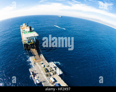 En mer, un quadcopter équipé d'une caméra capture vues aériennes de l'USNS Williams (T-AK-3009) et l'amélioration du système d'allège Marine Ferry 36 Causeway transportant l'aide humanitaire et secours en cas de matériel et de fournitures de la côte du Marine Corps Base Camp Pendleton, en Californie, dans le cadre de l'exercice Pacific Horizon 2015, 21 octobre. L'horizon du Pacifique est un scénario de simulation, en charge de la réaction aux crises exercice visant à améliorer 1re brigade expéditionnaire maritime et du groupe expéditionnaire 3's l'interopérabilité et de renforcer les relations Navy-Marine Corps en effectuant une- Banque D'Images