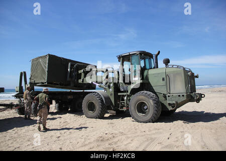 Marines Marines avec l'Escadron de soutien de l'Escadre 373 composants de décharge de la force de ce système de purification de l'eau lors de l'exercice Pacific Horizon 2015 au Marine Corps Base Camp Pendleton, en Californie, le 22 octobre. PH 15 augmente la capacité de 1re brigade expéditionnaire de Marines et 3 groupe expéditionnaire de planifier, de communiquer et d'effectuer des activités en mer et à terre complexes basés sur les politiques en réponse aux catastrophes naturelles. (U.S. Marine Corps photo par Lance Cpl. Caitlin Biseau) Marines recycler le surf pour Horizon Pacifique 141022-M-MP944-029 Banque D'Images