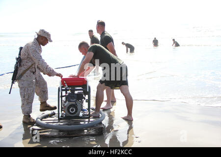 Marines Marines avec l'Escadron de soutien de l'Escadre 373 amorcer la pompe à eau d'alimentation pour le Système tactique de système de purification de l'eau lors de l'exercice Pacific Horizon 2015 au Marine Corps Base Camp Pendleton, en Californie, le 22 octobre. PH 15 augmente la capacité de 1re brigade expéditionnaire de Marines et 3 groupe expéditionnaire de planifier, de communiquer et d'effectuer des activités en mer et à terre complexes basés sur les politiques en réponse aux catastrophes naturelles. (U.S. Marine Corps photo par Lance Cpl. Caitlin Biseau) Marines recycler le surf pour Horizon Pacifique 141022-M-MP944-033 Banque D'Images