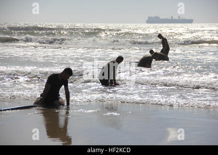 Marines Marines avec l'Escadron de soutien de l'Escadre 373 submerger les tuyaux qui alimentent l'eau pour le système d'épuration de tactique lors de l'exercice Pacific Horizon 2015 au Marine Corps Base Camp Pendleton, en Californie, le 22 octobre. PH 15 augmente la capacité de 1re brigade expéditionnaire de Marines et 3 groupe expéditionnaire de planifier, de communiquer et d'effectuer des activités en mer et à terre complexes basés sur les politiques en réponse aux catastrophes naturelles. (U.S. Marine Corps photo par Lance Cpl. Caitlin Biseau) Marines recycler le surf pour Horizon Pacifique 141022-M-MP944-036 Banque D'Images