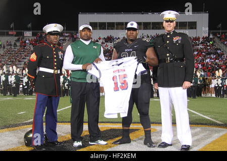Bryce, un Anglais d'attaquer défensive Desoto High School sélectionné pour jouer dans le 2015 Semper Fidelis All-American Bowl, aux côtés de Claude Mathis, Desoto High School, Entraîneur reçoit son maillot du major Charles Nicol (à droite), le commandant du poste de recrutement de Dallas, et le Sgt. Timothy Clark (à gauche), un recruteur avec poste de recrutement Dallas South, au cours de la cérémonie de la mi-temps de la Desoto vs. Cedar Hill High School football jeu 23 oct.. Le Corps des Marines des États-Unis est de reconnaître les élèves athlètes exemplaires partout au pays par le Semper Fi Bol. Maintenant dans sa Banque D'Images