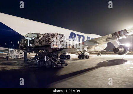 Les porteurs de l'antenne de Kentucky Air National Guard's 123e groupe le Plan d'intervention au large de 85 tonnes d'aide humanitaire à partir d'un avion cargo de 747 à l'aéroport International Léopold Sédar Senghor de Dakar, Sénégal, le 2 novembre, 2014. Les marchandises, qui comprend les fournitures médicales et les pays fournisseurs de matériel de soutien, sera mis en scène dans une cour avant d'être transportés par avion cargo au Libéria à bord de Air Force C-130s à l'appui de l'opération United aide, l'Agence américaine pour le développement international, dirigée par l'ensemble du gouvernement visant à contenir l'épidémie du virus Ebola en Afrique de l'Ouest. (U.S. Photo de la Garde nationale aérienne Banque D'Images