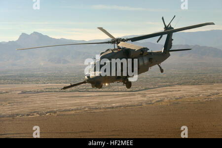 Un hélicoptère Black Hawk transportant des membres de la délégation du Vice-Ministre de la Défense Bob Travail survole le désert après le départ de Creech Air Force Base, en route vers la Nellis Air Force Base près de Las Vegas, le 4 novembre 2014. Travail a achevé une visite de deux jours de voyage du personnel militaire sur la côte ouest. (DOD photo par Glenn Fawcett/libérés) Secrétaire adjoint de la Défense nationale rend visite aux militaires dans le Nevada 141104-D-NI589-120 Banque D'Images