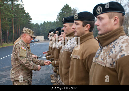 Premier Sgt. Thomas Thornhill, premier sergent de la Compagnie A, 2e Bataillon, 8e régiment de cavalerie, 1 Brigade Combat Team, 1re Division de cavalerie, présente les membres de l'armée lettone avec l'onglet d'attaque pour leur réussite à un concours de remise en forme par sa société. Les soldats font partie de l'armée américaine l'Europe de l'Atlantique l'opération menée par l'assurance de la force terrestre à résoudre en cours de formation à travers l'Estonie, la Lettonie, la Lituanie et la Pologne pour améliorer l'interopérabilité multinationale, renforcer les relations entre les forces alliées, contribuer à la stabilité régionale et la coopération américaine démontrer Banque D'Images