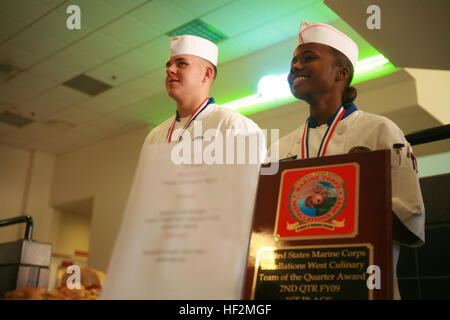 MARINE CORPS BASE CAMP PENDLETON, 25 Février -Le Cpl. Jacob R. Ballard, 21, Coventry, Rhode Island, et la FPC. Ja'Lisa C. White, 19, Dallas, tous deux de Marine Corps Air Station Yuma, montrent leur première place des médailles et une plaque à l'équipe culinaire du trimestre concours ici le 25 février. Le concours avait un thème Mardi Gras et chaque équipe devait préparer un repas complet tout en maintenant ce thème. Les gagnants ont reçu du chef brodé des manteaux, des médailles d'or, une plaque et un voyage de deux semaines à l'Institut culinaire de l'Amérique à New York. Marine Corps Air Station Yuma's team est arrivé premier Banque D'Images