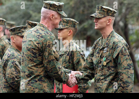 090227-M-4142N-104 Camp Pendleton, en Californie (fév. 27, 2009) Marine Corps, le général Richard P. Mills, gauche, sous-Commandant de Division de la 1 Division de marines, félicite Hospital Corpsman 1re classe Ben Hodges, affecté à la 1 Division de marines, pour recevoir une médaille de la Marine et d'être nommé marin de l'année. (U.S. Marine Corps photo par Lance Cpl. Sarah Novotny/libérés) US Navy 090227-M-4142N-104 Marine Corps, le général Richard P. Mills, gauche, sous-Commandant de Division de la 1 Division de marines, félicite Hospital Corpsman 1re classe Ben Hodges Banque D'Images